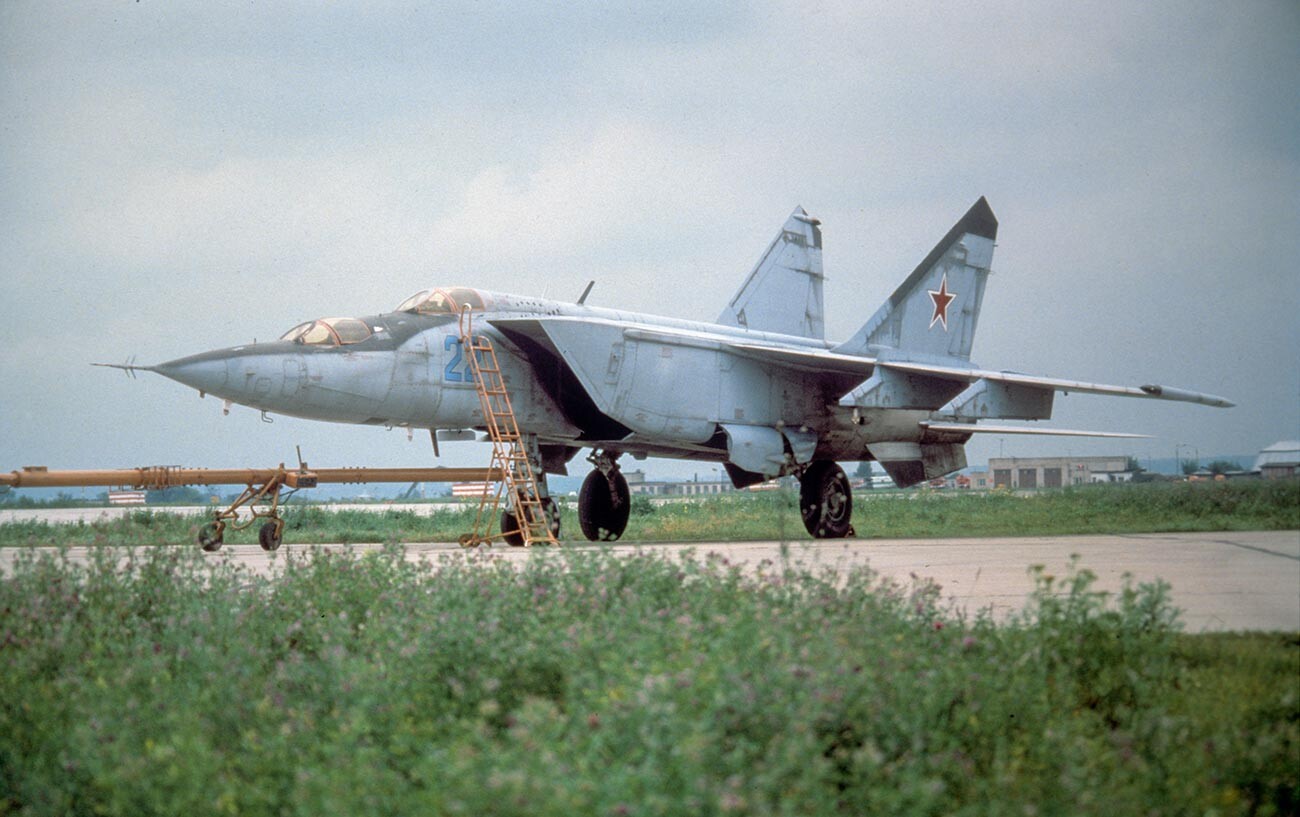 Sovjetski lovac-presretač za borbu i obuku MiG-25. 
