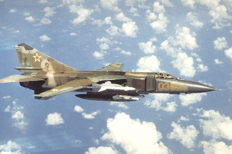 MiG-23 soviético en vuelo.

