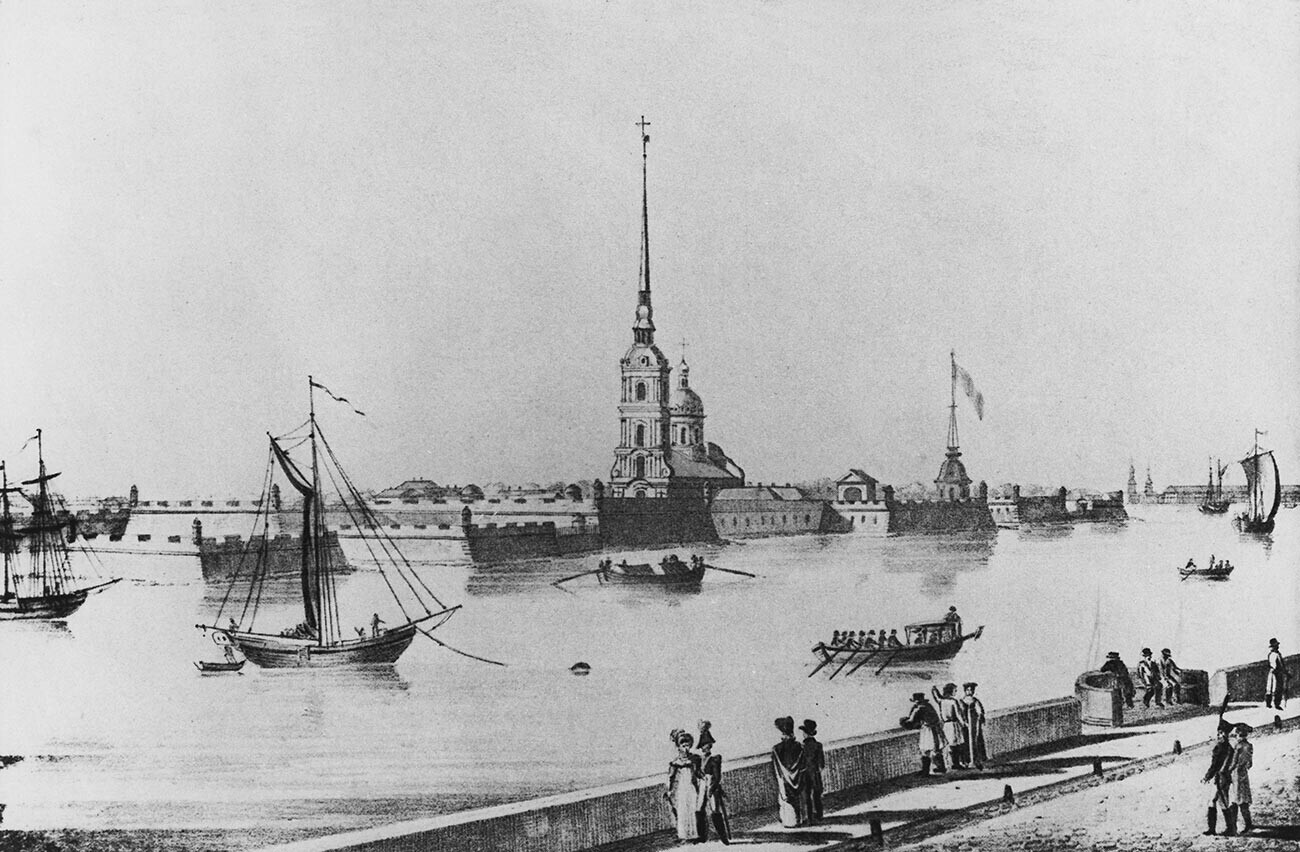 Чамци на Нева пред Петропавловската тврдина.
