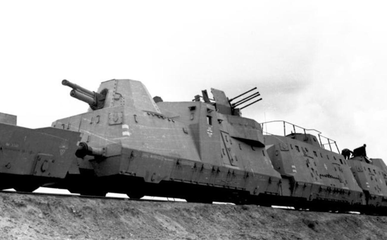 Oklopni vlak Wehrmachta u Sovjetskom Savezu s topom i četverocijevnim PZO oruđem. 