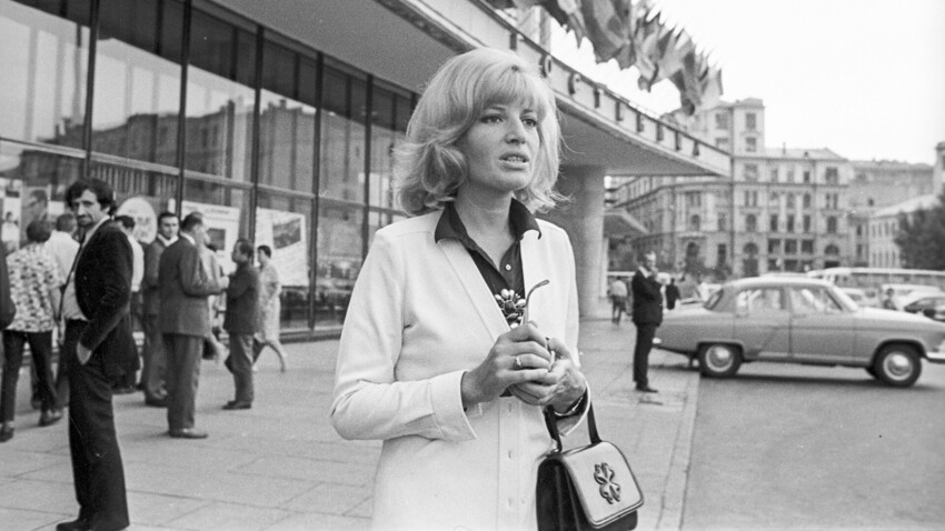 L'attrice italiana Monica Vitti davanti all'ingresso dell'hotel. VI Festival internazionale del cinema di Mosca, luglio 1969