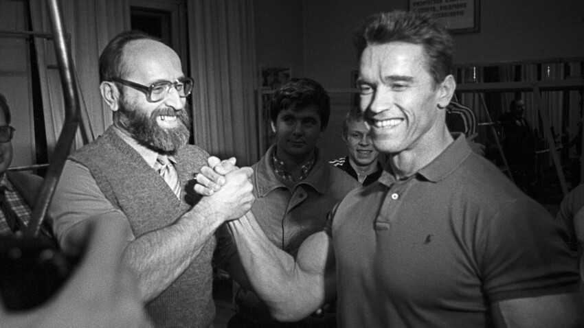 За време на снимањето на американскиот филм „Црвено вжештување“ актерот и бодибилдер Арнолд Шварценегер го запозна својот идол Јуриј Власов. Московски спортски клуб „Атлетика“, февруари 1988 година.

