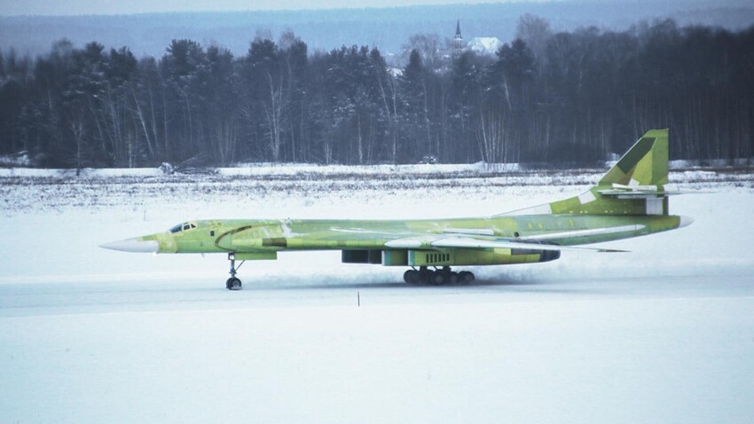 Penerbangan perdana Tu-160M2 yang baru diproduksi