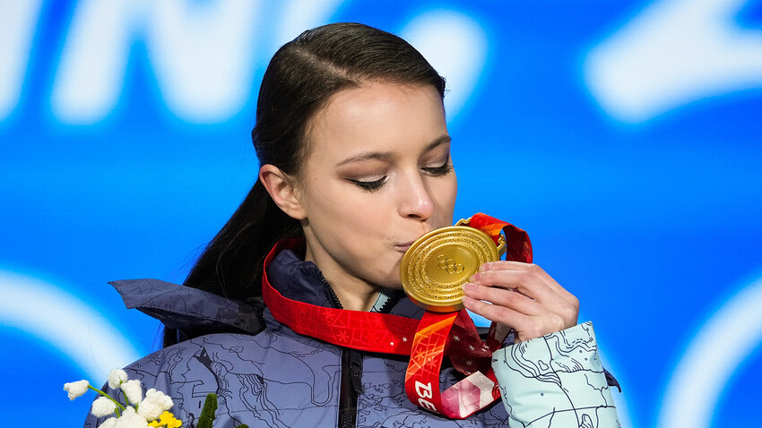 Anna Schtscherbakowa vom Russischen Olympischen Komitee küsst ihre Goldmedaille während einer Siegerehrung für den Kür-Eiskunstlauf der Frauen bei den Olympischen Winterspielen 2022 am Freitag, 18. Februar 2022, in Peking.
