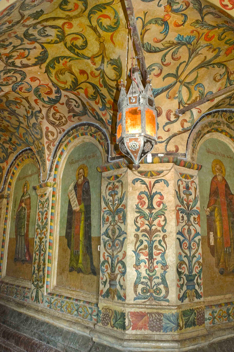 Katedrala Vasilija Blaženega, notranjost. Južni galerijski prehod s stenskimi poslikavami iz 18. stoletja. Z leve: sveta Katarina, sveti Sergij Radoneški, metropolit Peter. 2. junija 2012.
