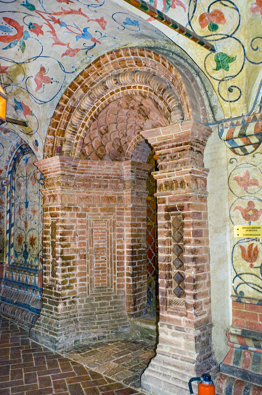 Katedrala Vasilija Blaženega. Pokrovska cerkev, južni portal. 2. junij 2012.

