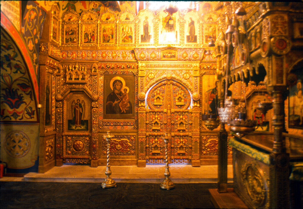 Katedrala Vasilija Blaženega. Cerkev Vasilija blaženega, notranjost. Pogled na vzhod proti ikonostasu. Desno: sarkofag Vasilija Blaženega. 21. junija 1994.
