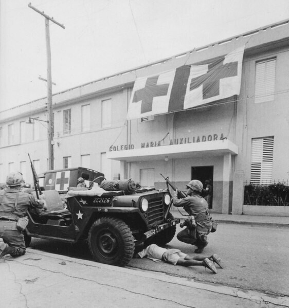 Soldados norte-americanos durante a intervenção dos EUA na Guerra Civil Dominicana, 1965
