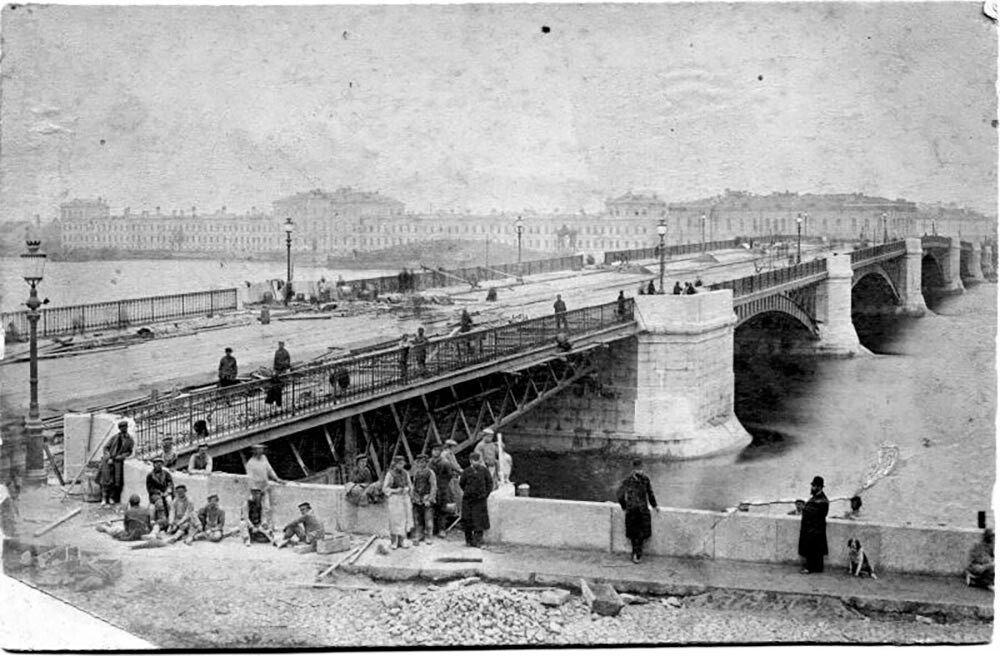 Ponte Aleksandrovski (hoje, Liteiny) durante sua construção.