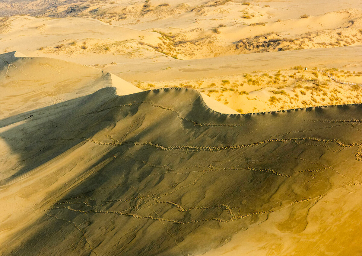 Allant jusqu’à 262 mètres de hauteur, Sarykoum est l’une des plus imposantes dunes d’Eurasie. En été, la température atteint ici les 60 degrés. Oui, en Russie!
