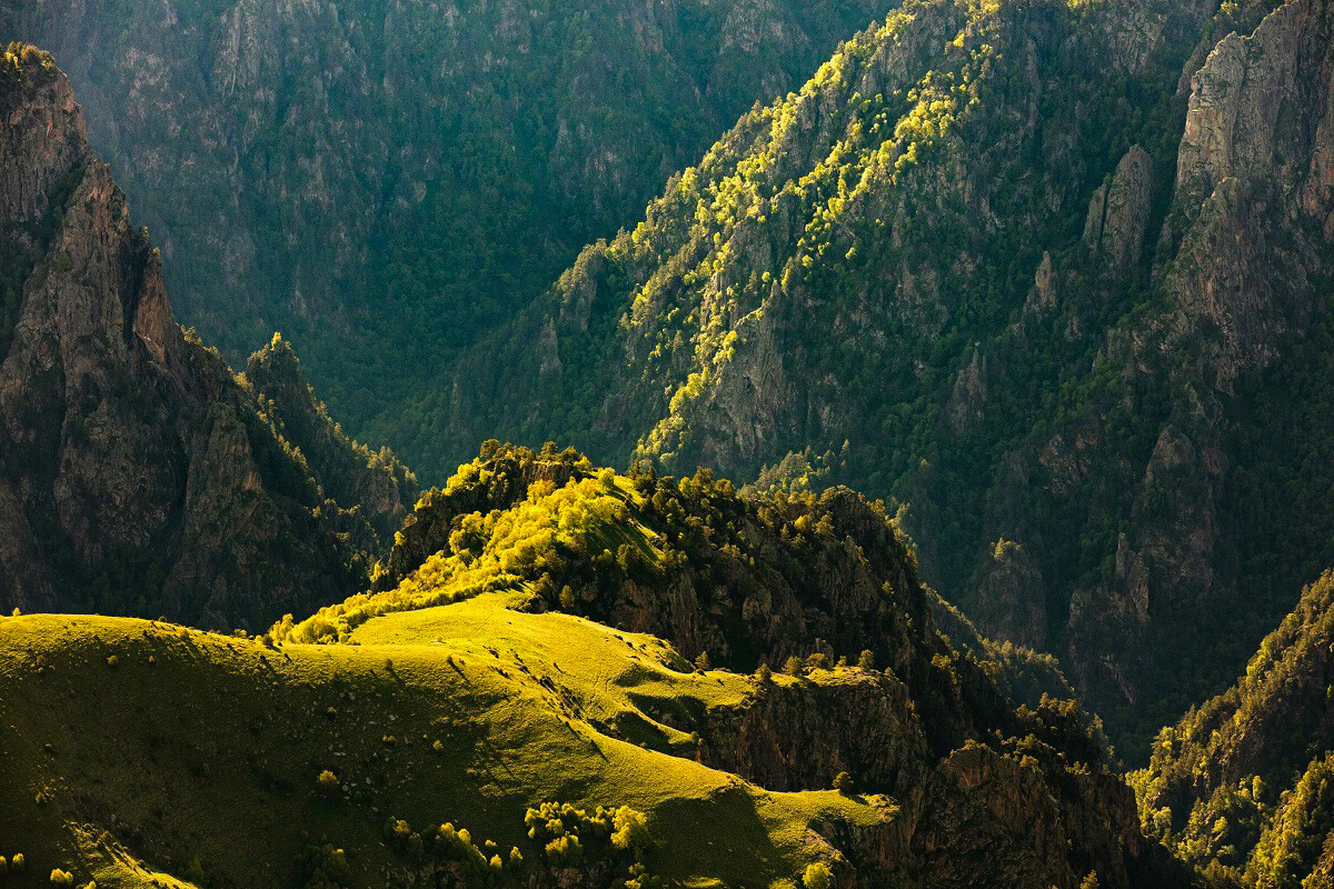 Les gorges de la chaîne principale du Caucase, dominée par le mont Elbrous, sont célèbres pour leurs nombreuses sources thermales et chutes d'eau, qui attirent des touristes du monde entier.