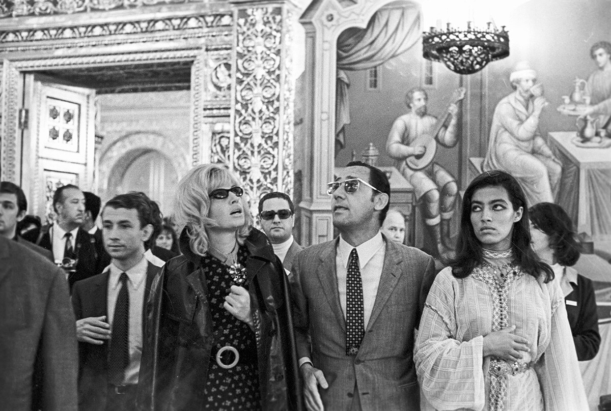 Da sinistra, gli attori Monica Vitti, Alberto Sordi e Laila Shed visitano il Cremlino