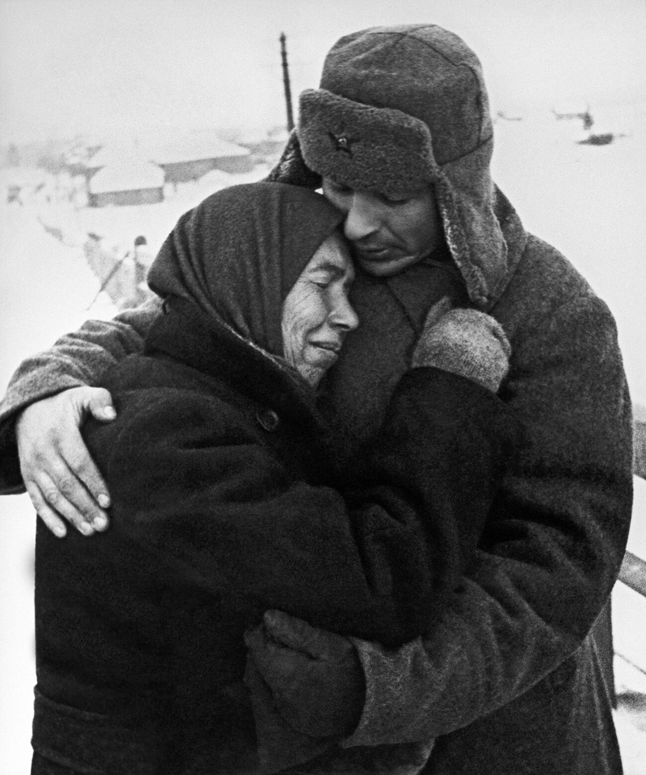 Жена прегръща съветски войник след освобождаването на селото си по време на съветската контраофанзива край Москва