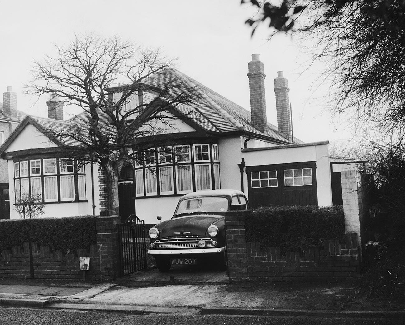 Mobil polisi Hillman di jalan masuk bungalo Cohen di Ruislip, 9 Januari 1961.