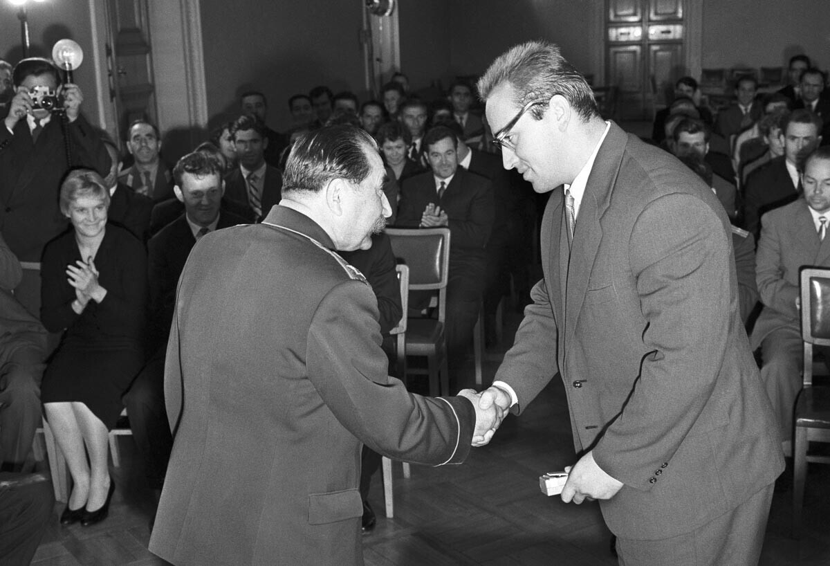 СССР, Москва, 2 август 1960 година. Членот на Претседателството на Врховниот совет на СССР Семјон Михајлович Буџони и советскиот дигач на тегови Јуриј Петрович Власов, добија Ленинов орден, (одлево надесно) на церемонијата на доделување награди во Кремљ.
