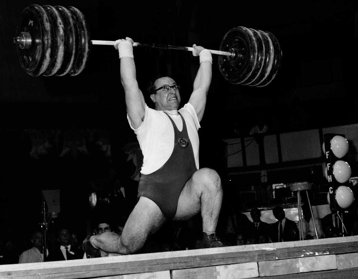 Советскиот дигач на тегови Јуриј Власов. Власов беше олимписки првак во тепка категорија во 1960 година.