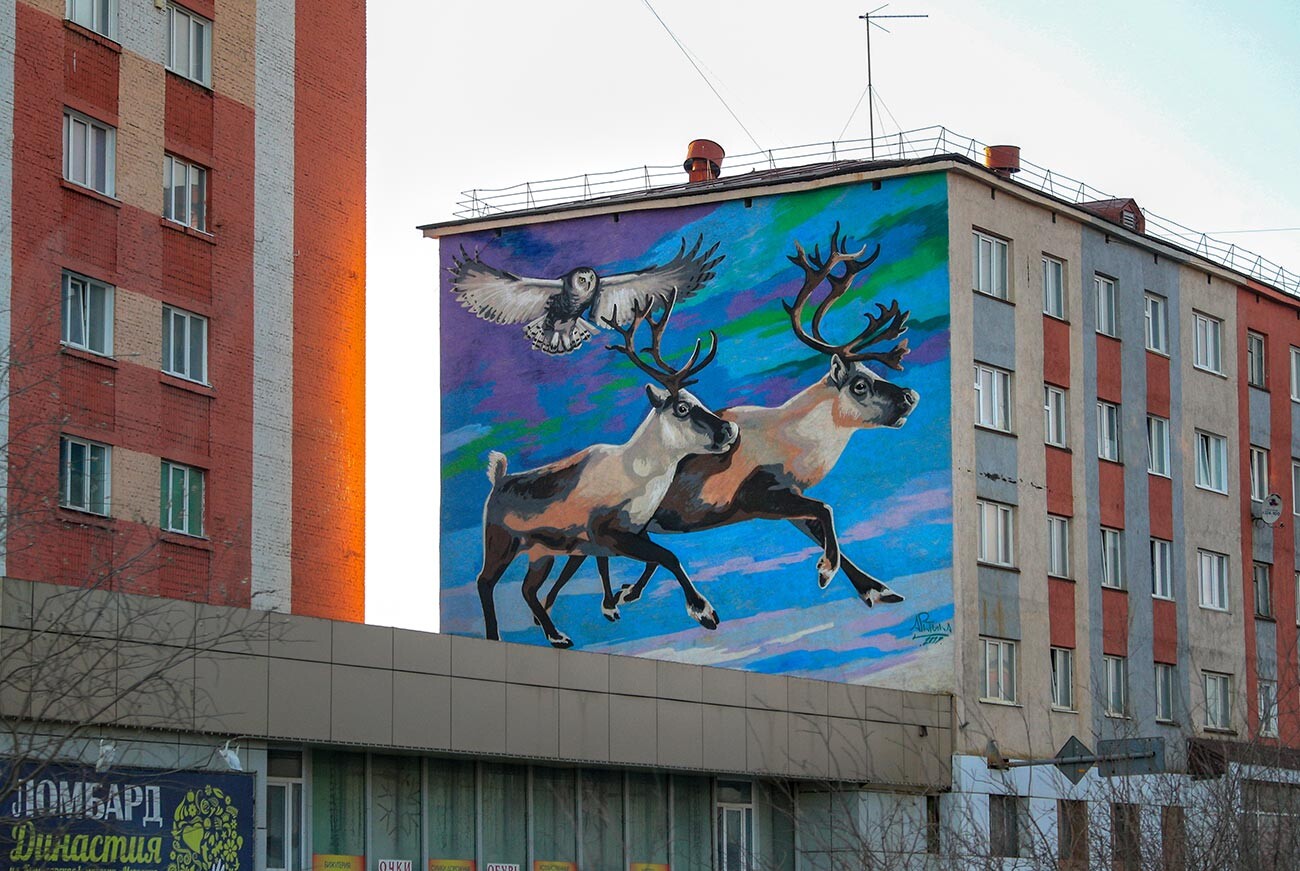 Graffiti an einem Wohnhaus in der Stadt Norilsk.
