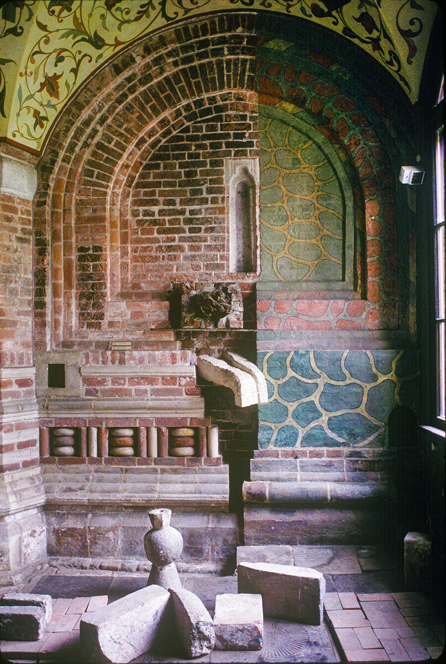 Saint-Basile. Passage au rez-de-chaussée avec exposition d'objets de construction et de différentes couches de décoration murale du XVIe au XIXe siècle
