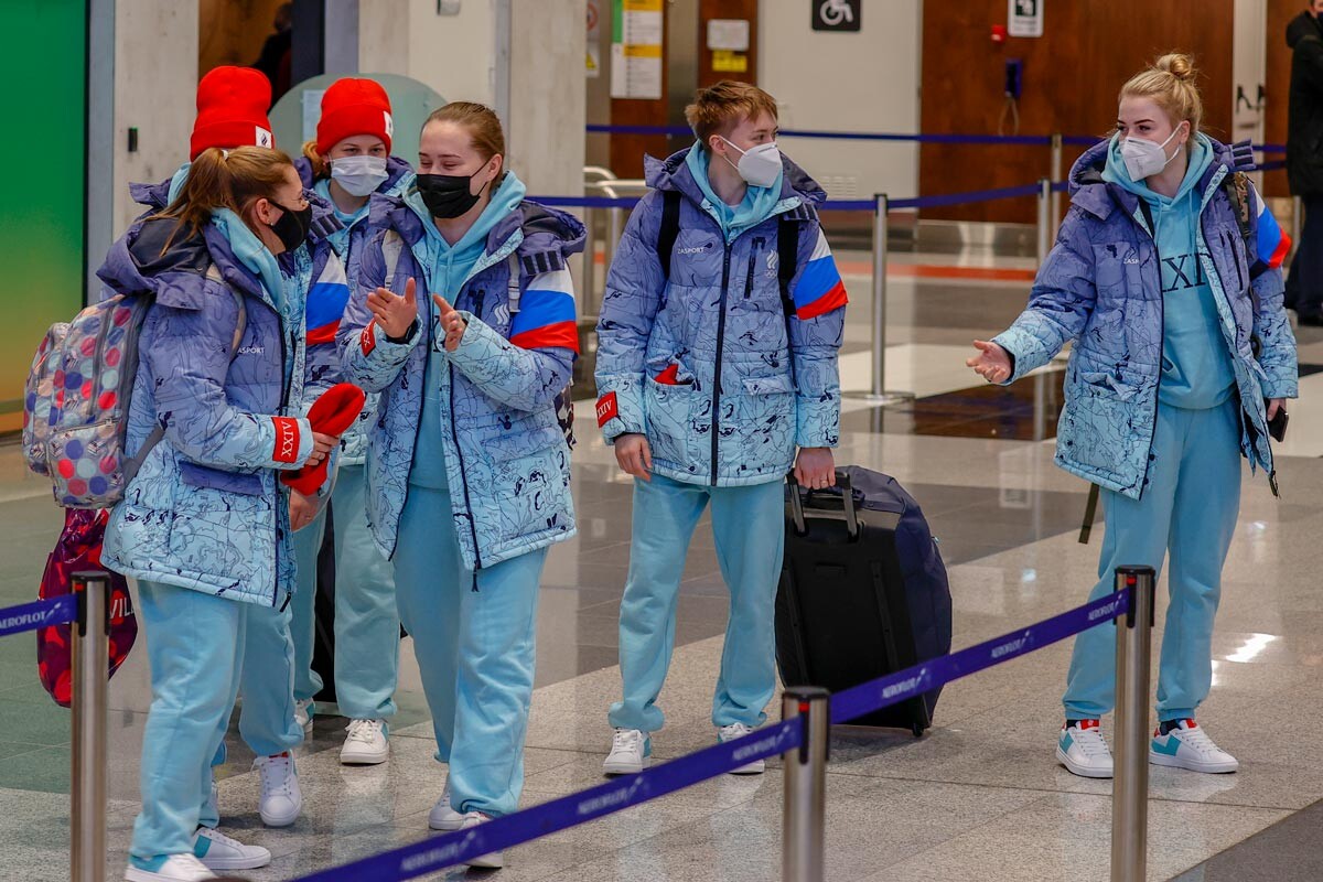 Sportaši Olimpijskog odbora Rusije na aerodromu Šeremetjevo uoči odlaska u Peking na sudjelovanje u Zimskim olimpijskim igrama 2022. 26. siječnja 2022., Moskva. 