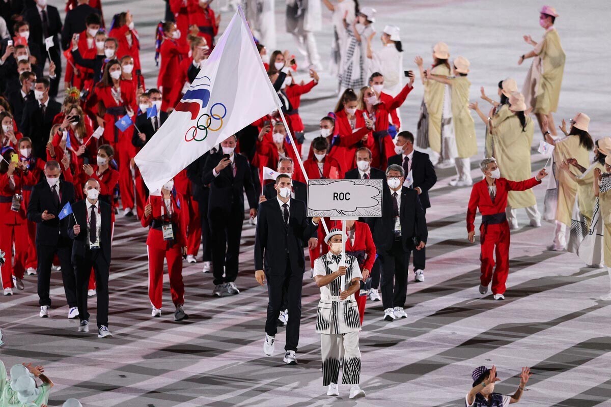 Pembawa bendera Sofya Velikaya dan Maxim Mikhaylov dari Tim ROC selama Upacara Pembukaan Olimpiade Tokyo 2020 di Stadion Olimpiade pada 23 Juli 2021 di Tokyo, Jepang.
