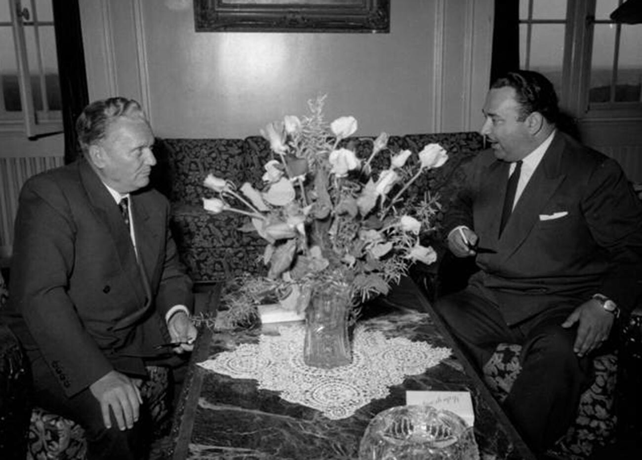 El embajador de Costa Rica en Yugoslavia T. Castro (I. Grigulévich) con Josip Broz Tito tras la presentación de las credenciales. 25 de abril de 1953.