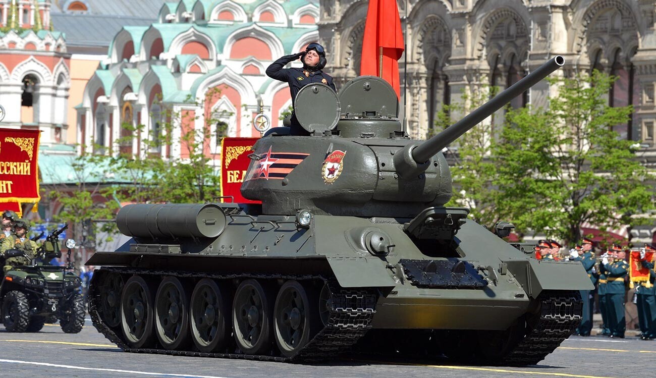 戦車T-34-85、モスクワで行われた戦勝記念パレードにて、2018年
