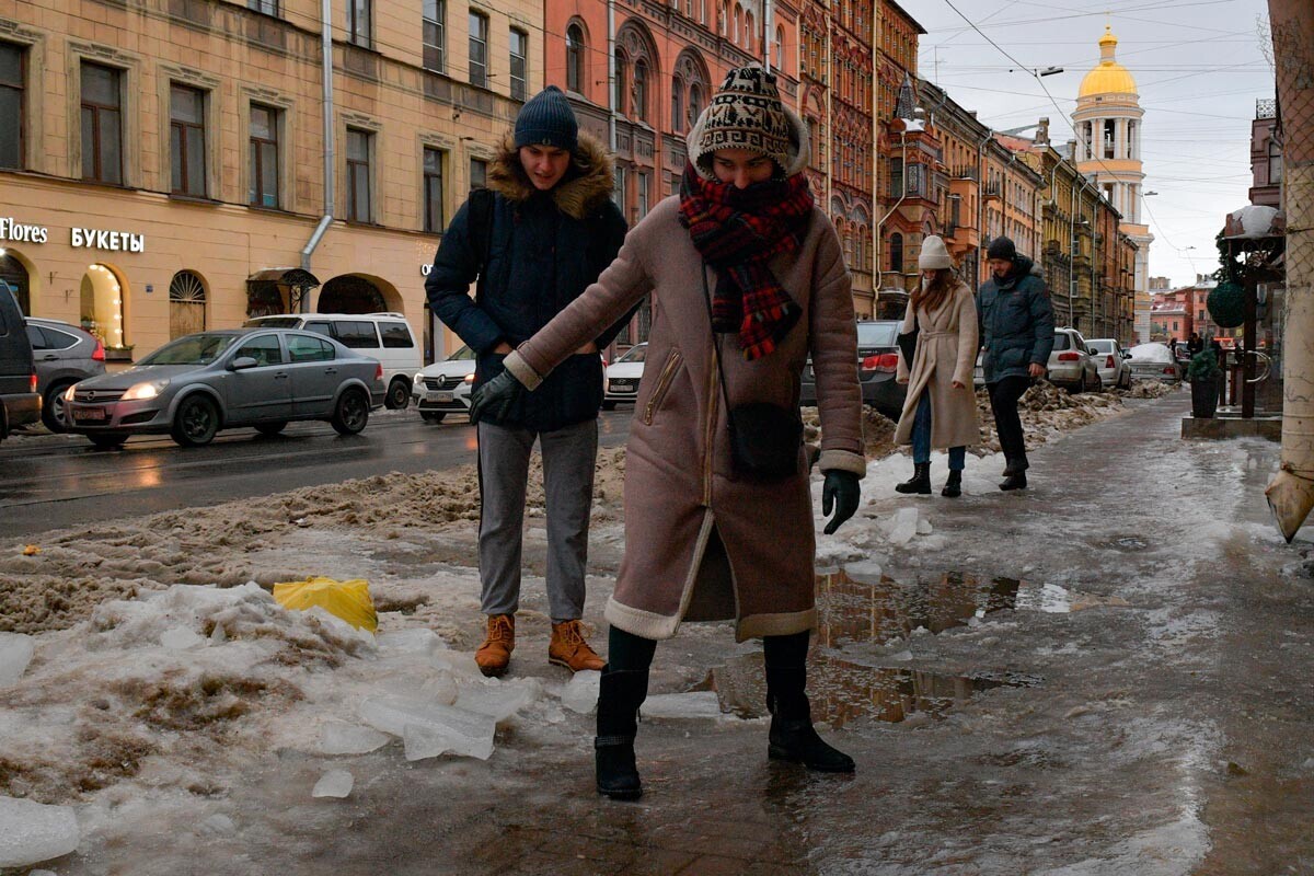 Житель петербурга. Питер люди. Санкт-Петербург грязные улицы. Улицы Санкт-Петербурга зимой. Гастарбайтеры Петербург снег.