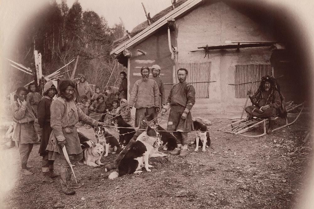Départ cérémoniel d'un chaman nanaï avec ses chiens, années 1900