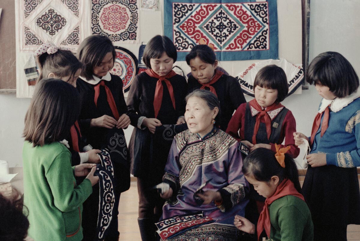 La professeur Anna Onenko enseignant aux enfants les bases de l'artisanat nanaï, 1981
