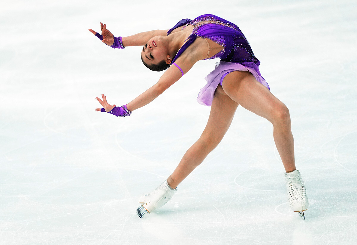 Kamila Valiyeva dari Rusia melakukan program pendek dalam seluncur tunggal putri pada babak keenam, Piala Dunia Seluncur Indah di Sochi, Rusia.