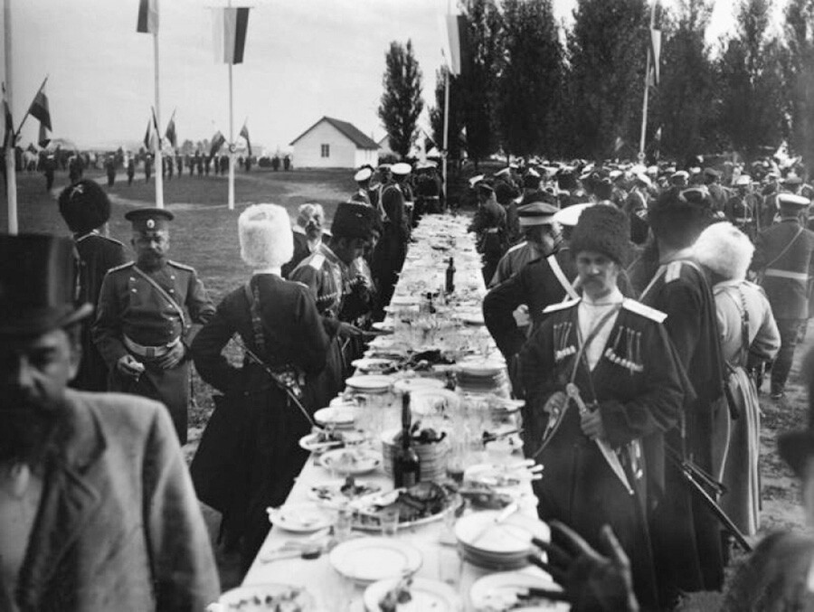 Der tadellos gekleidete Stab der Kommandeure bei seinem Abendessen während der Kursker Militärübungen. 