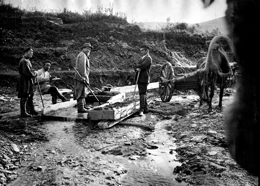 Die Insel Sachalin war damals als Ort der Arbeitslager und Verbannung berüchtigt. Im Jahr 1902 besuchte die erste Fotografin, Agnia Diness, diesen Ort und nahm eine Reihe von Fotos auf. Das folgende Bild zeigt das Waschen von goldhaltigem Sand.  