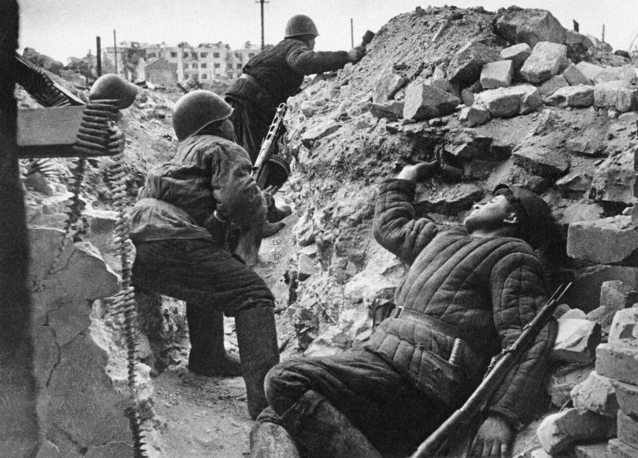 Советские солдаты в Сталинграде.