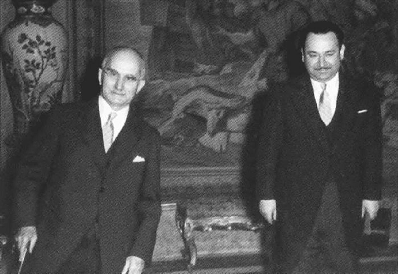 Le président de la République italienne Luigi Einaudi et l'ambassadeur du Costa Rica Teodoro Castro (l'espion soviétique Iossif Grigoulevitch).