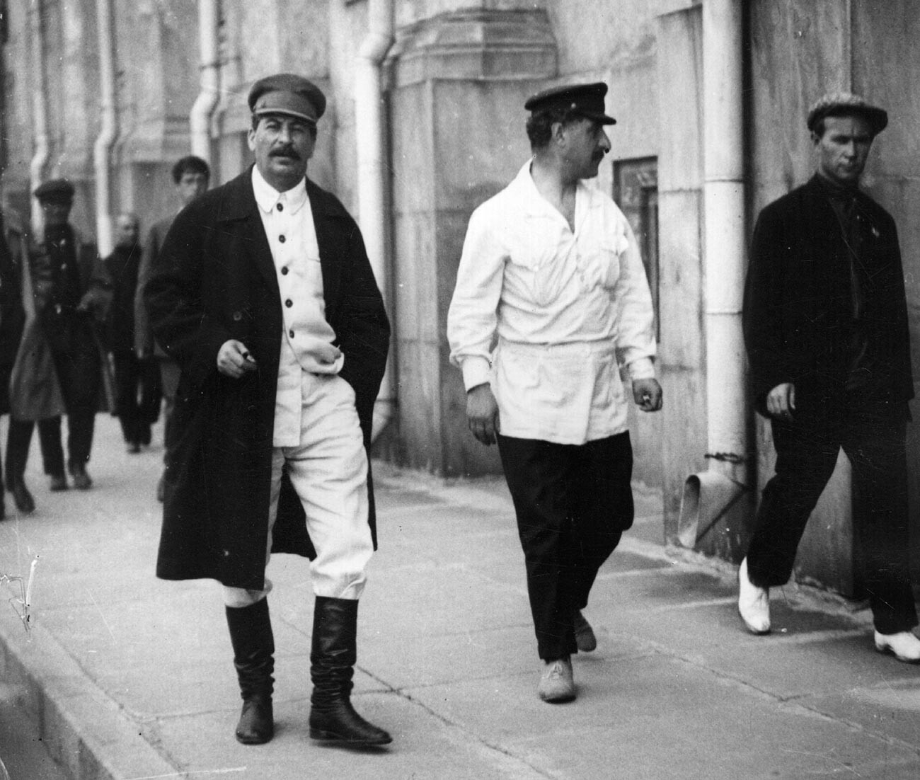 Сталин гуляет по Москве в конце 1920-х годов.