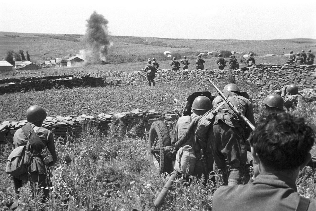Soviet soldiers during a battle, July 1942.