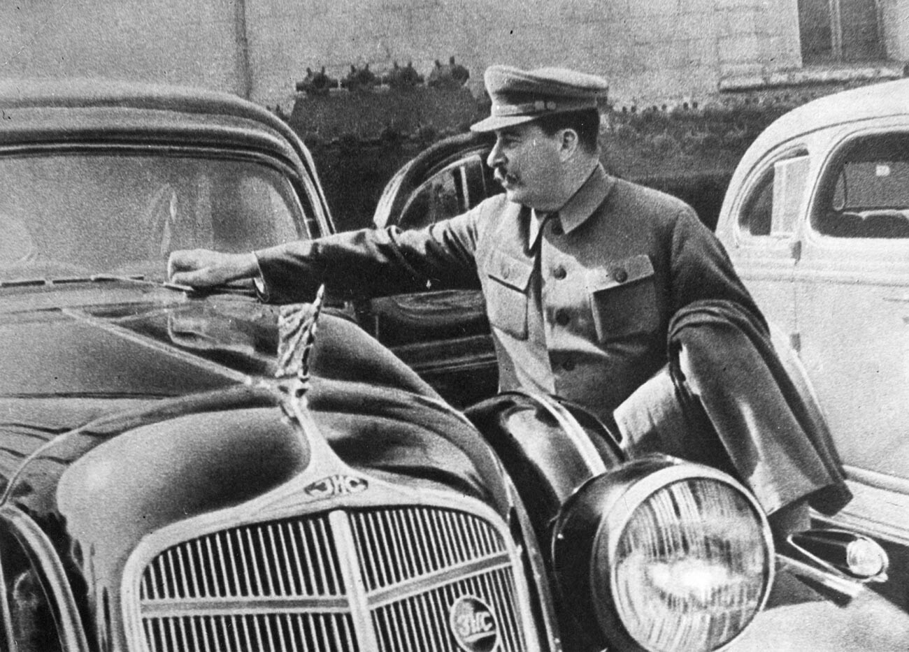 Совјетски комунистички вођа Јосиф Стаљин (1879-1953), поред свог аутомобила.