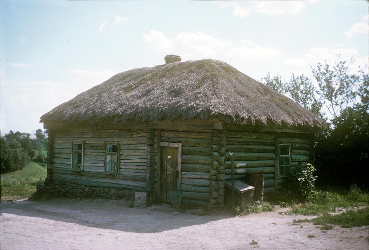 Yasnaya Polyana. Log izba with a thatched roof. July 28, 1970