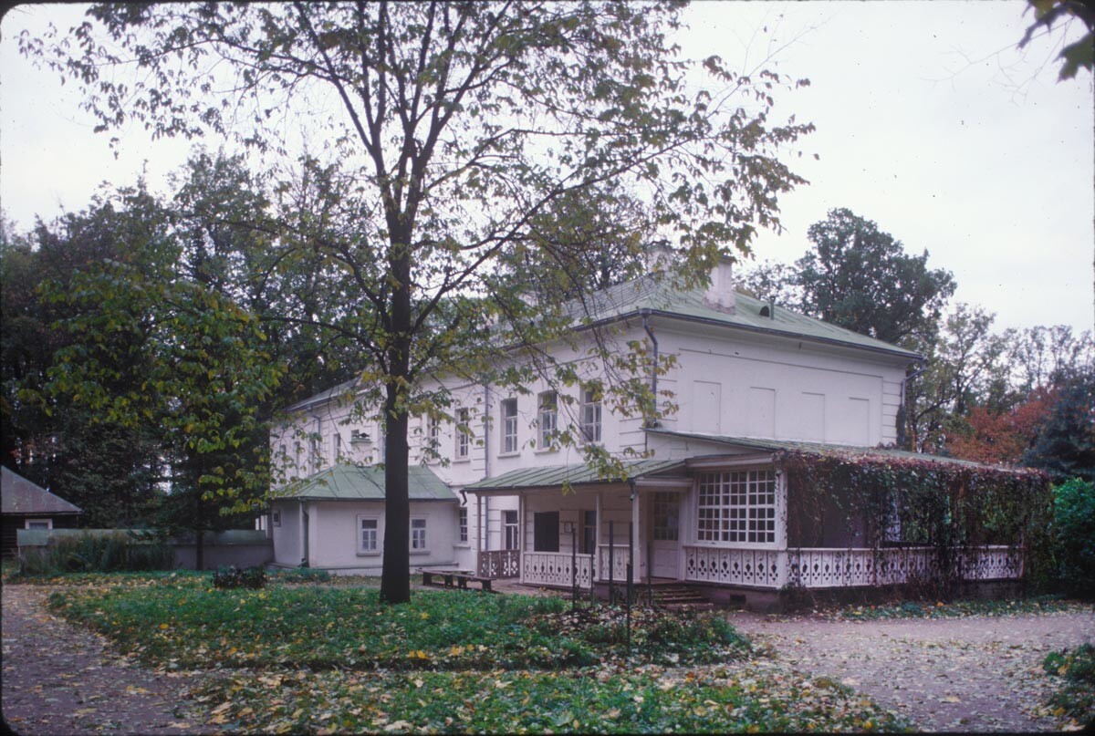 Yasnaya Polyana. Tolstoy house. Courtyard facade. October 8, 1992