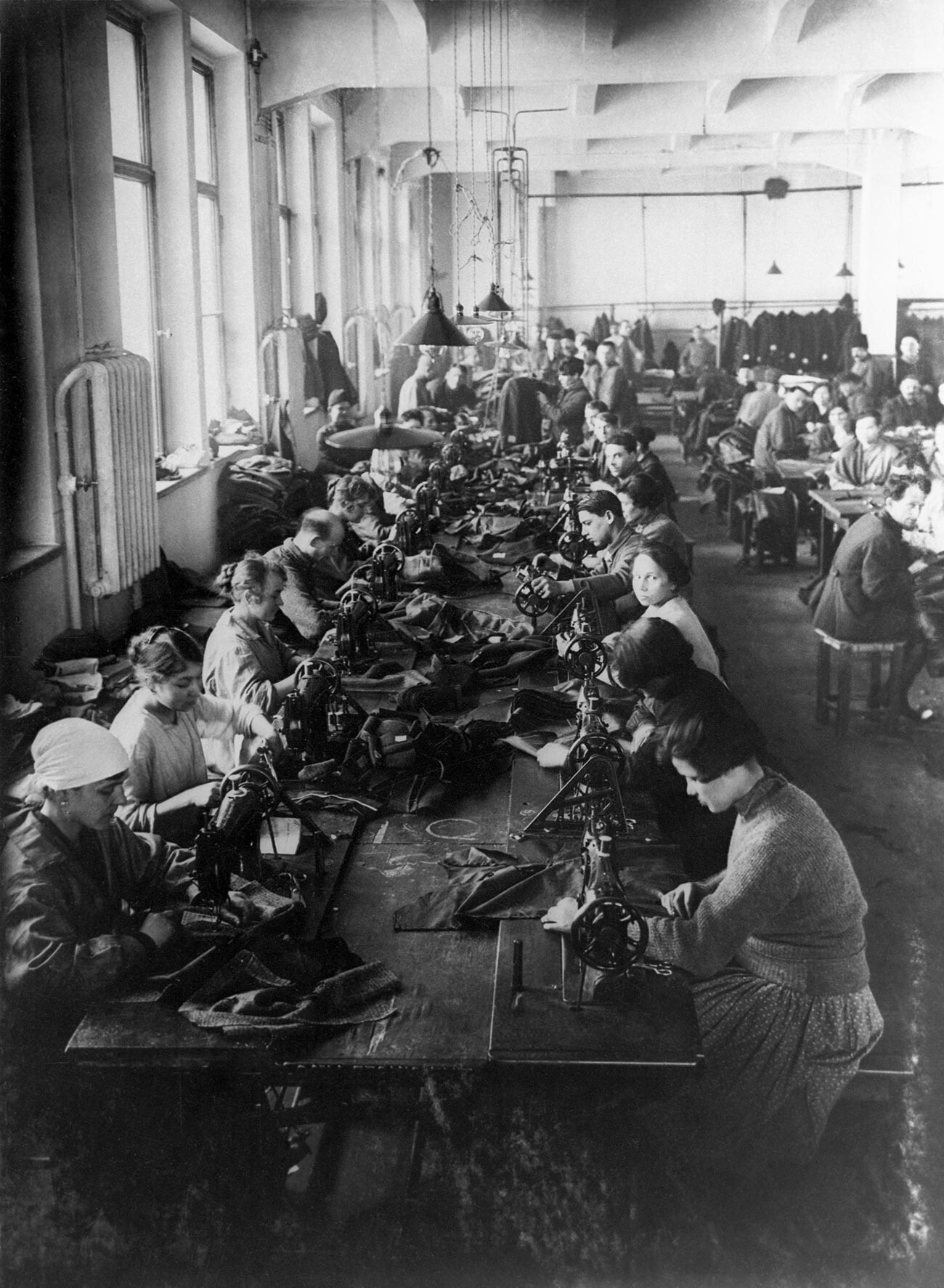 En uno de los talleres de la fábrica. 1922.