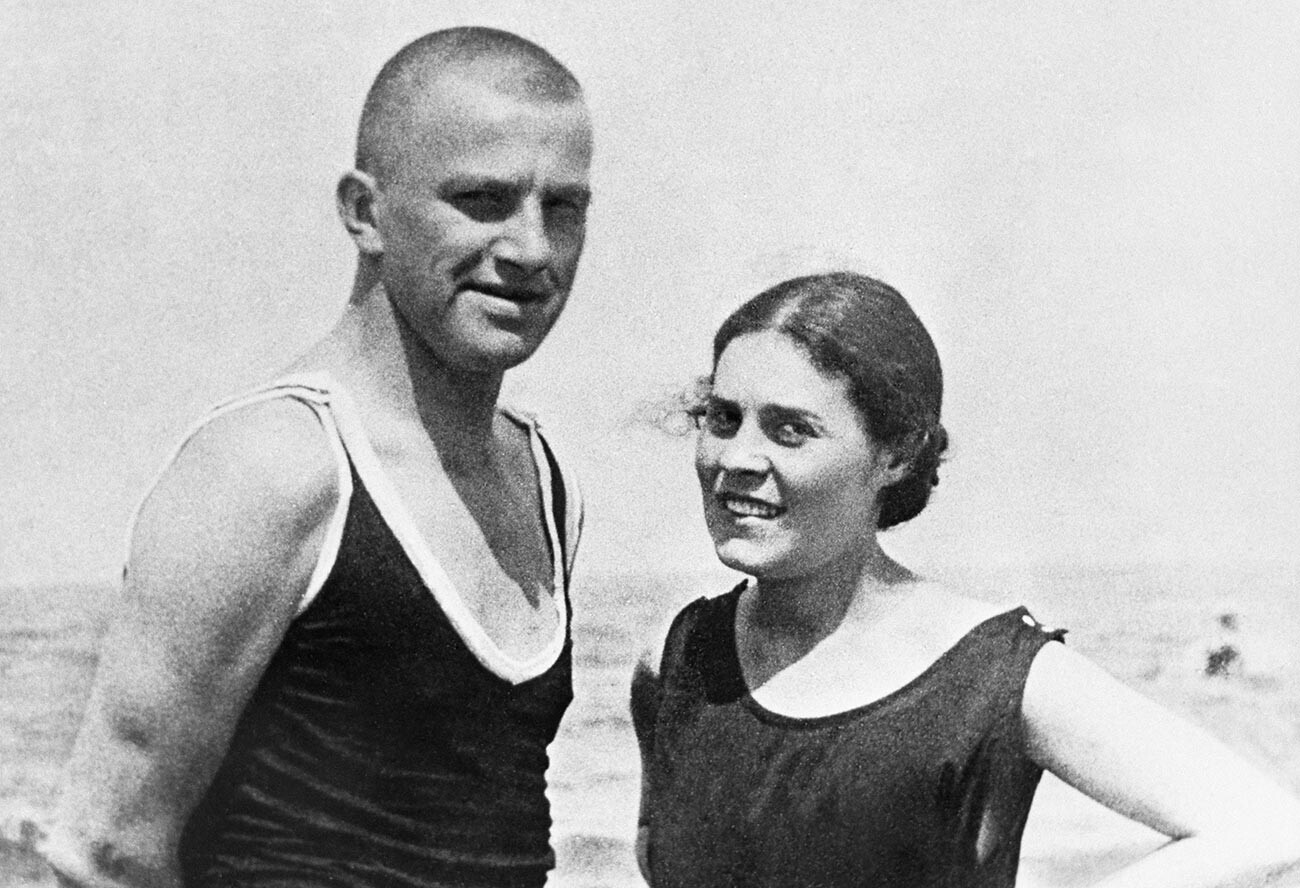 El poeta soviético Vladímir Maiakovski (1893-1930) y su amada Lilia Brik (de soltera 1891-1978) en Alemania, en el balneario Norden See, 1922. 