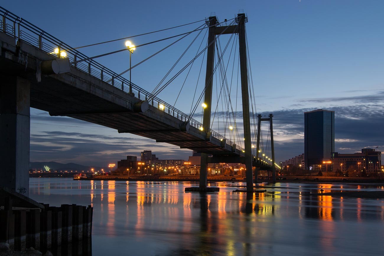 Jembatan kabel pejalan kaki yang melintasi Sungai Yenisei.