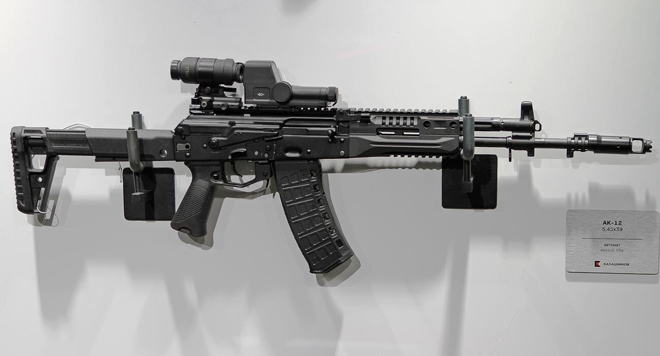 AK-12 chambré en 5,45×39 mm avec une crosse polymère, une poignée de pistolet et un pontet redessinés, ainsi qu’une nouvelle mire arrière utilisée dans la version AK-19 chambrée aux normes de l’Otan de 5,56 × 45 mm en cours de développement
