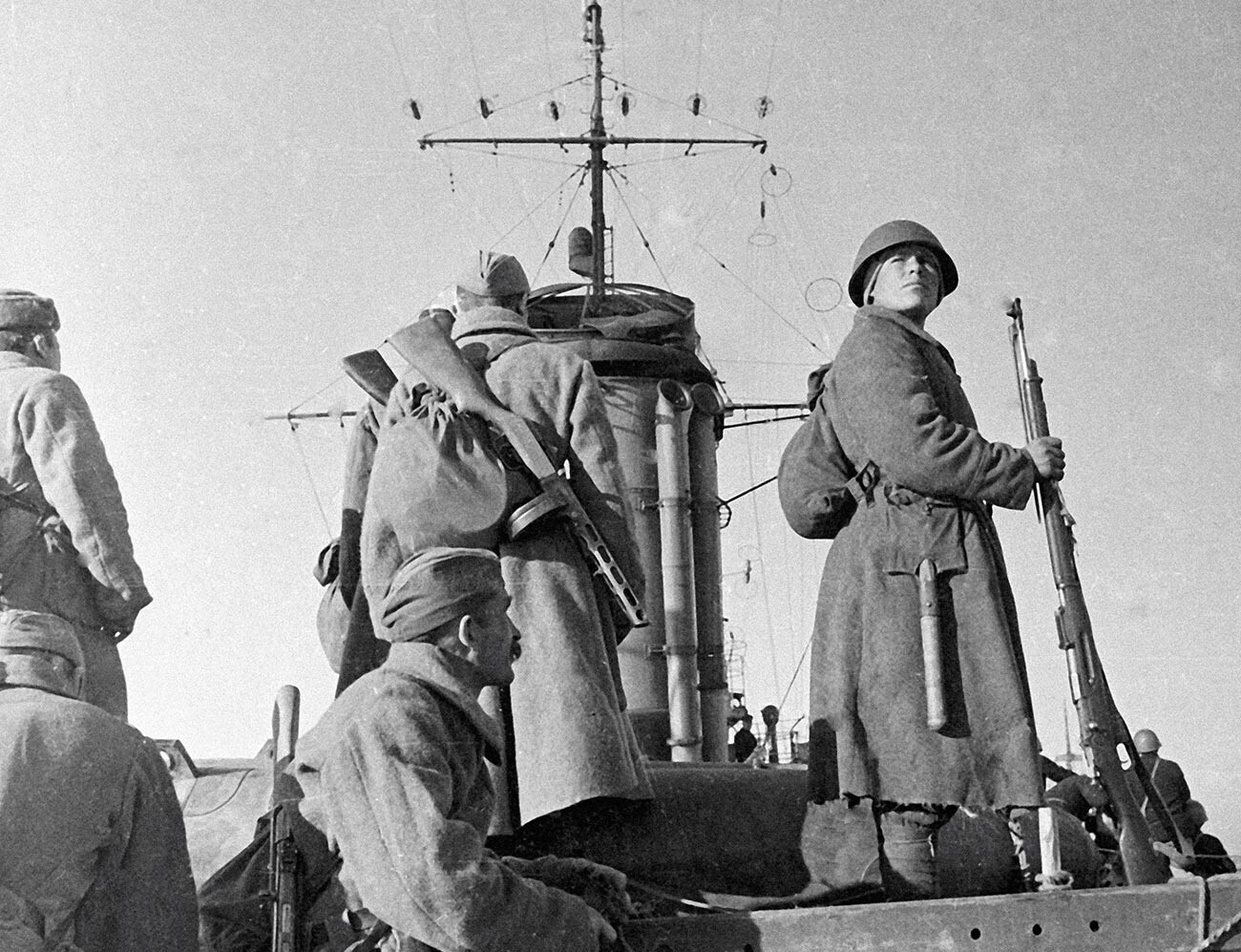 Бойцы Красной Армии, направляющиеся на помощь защитникам Севастополя, на палубе крейсера «Красный Крым».