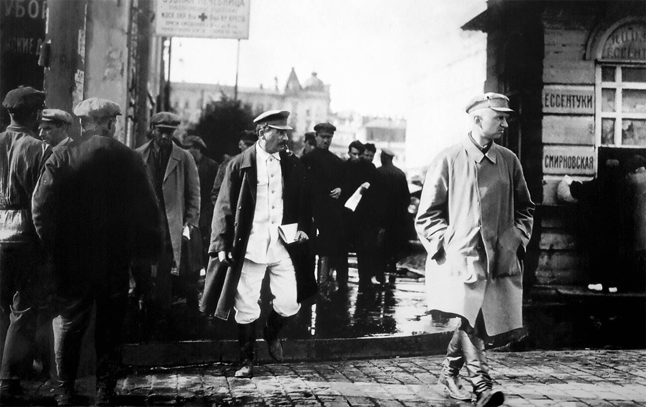 Stálin nas ruas da URSS escoltado por agentes do serviço de segurança, final dos anos 1920