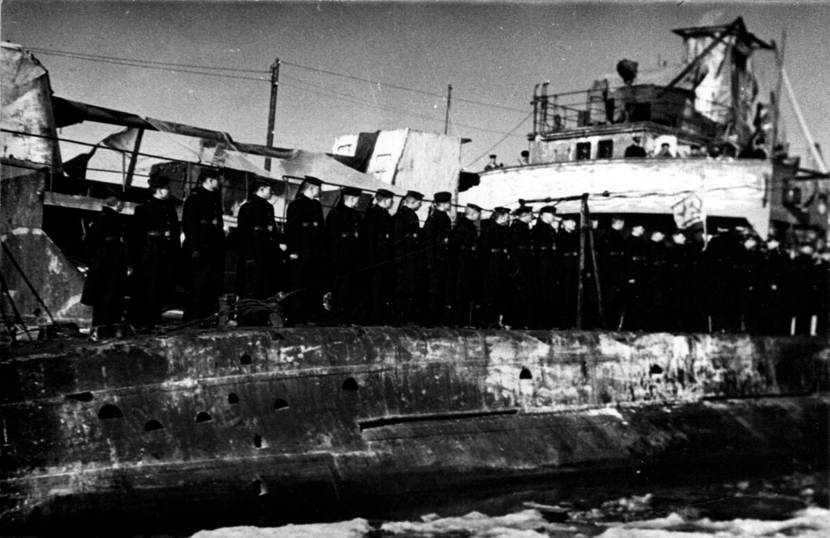 章を受章している潜水艦Shch-303「シチューカ」の乗組員、1943年