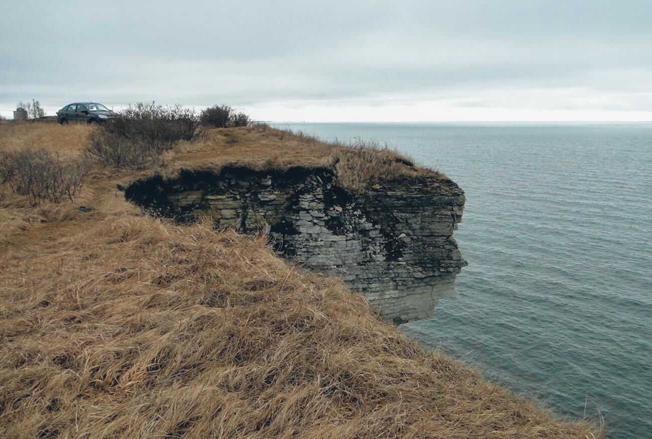 Скалист бряг край града