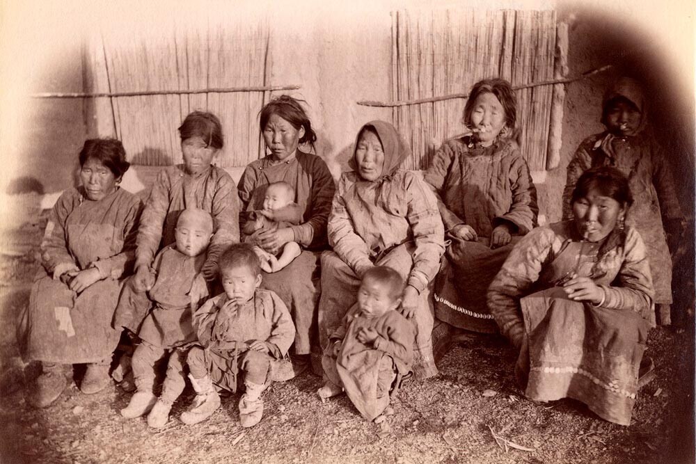 Nanajske matere in otroci. V sredini je starka - šamanova žena, 1900
