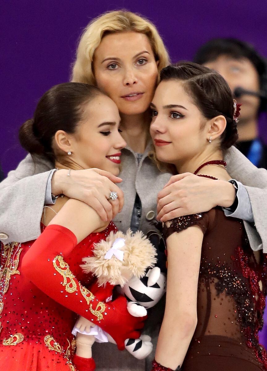 La ganadora de la medalla de oro Alina Zaguítova y la ganadora de la medalla de plata Evgenia Medvédeva en los Juegos Olímpicos de Invierno PyeongChang 2018 con la entrenadora Eteri Tutberidze.