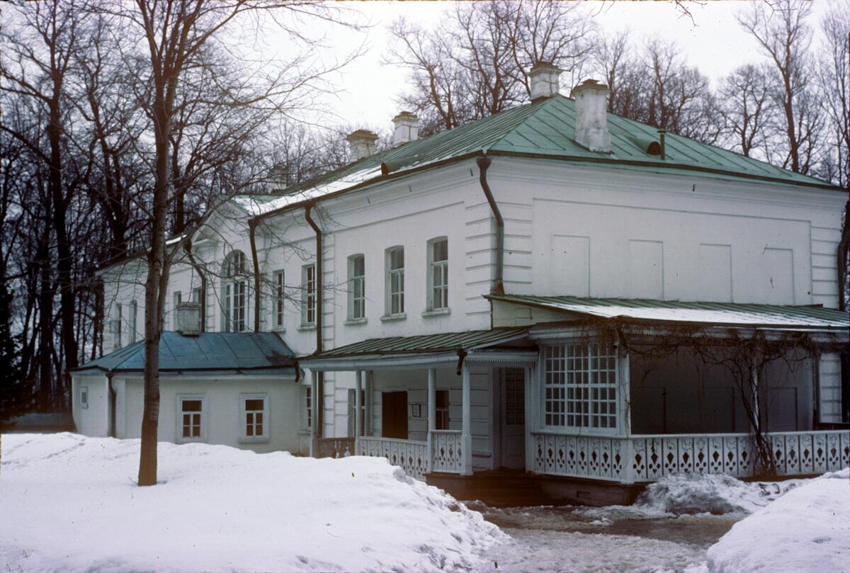 Tolstojeva hiša. Dvoriščna fasada z verando. 10. aprila 1980
